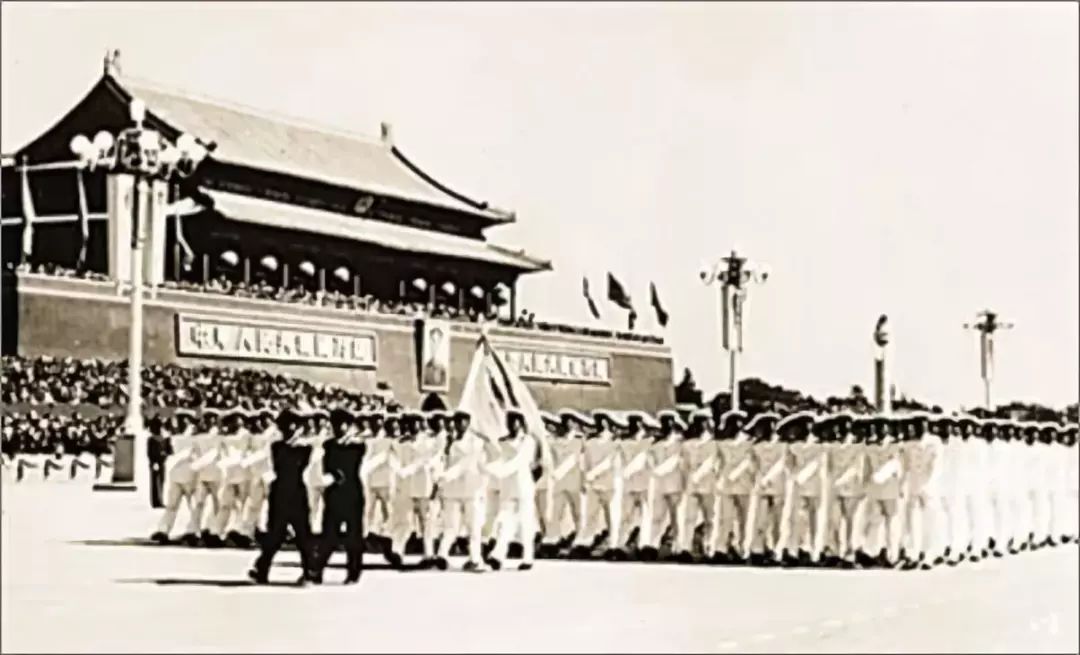 1954年国庆阅兵是在全国转入社会主义革命和建设的新时期,第一届全国